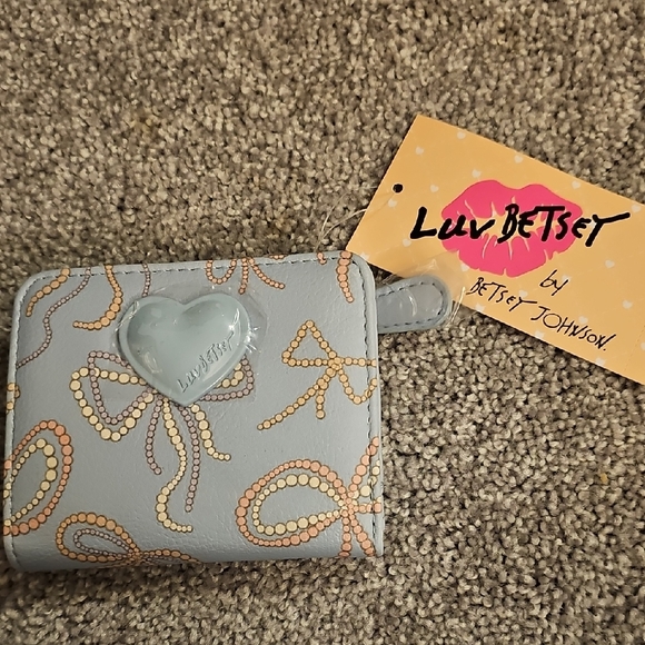 D2🔹️Luv Betsey by Betsey Johnson Gray Wallet - Picture 1 of 7